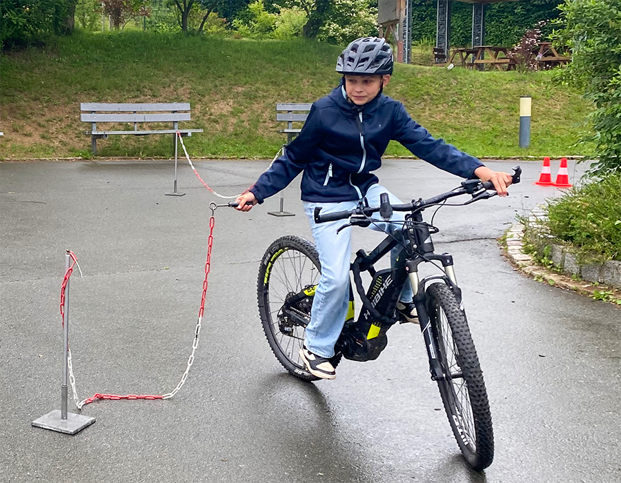„Achtung Auto“: Praxisnahes Verkehrstraining „Achtung Auto“: Praxisnahes Verkehrstraining